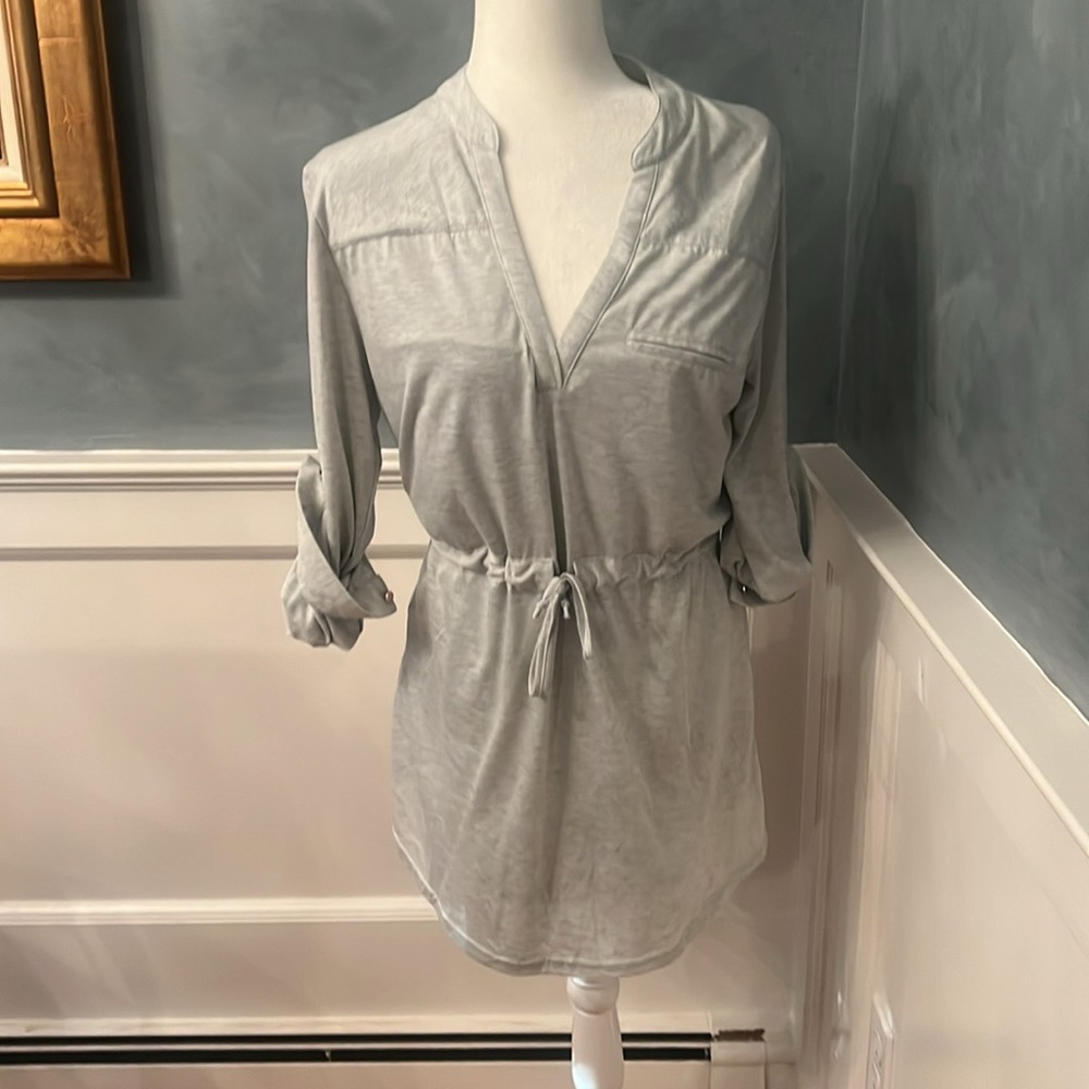 Beachy vibe grey dress by SABO in Size 4 . Dress it up with heels or down.